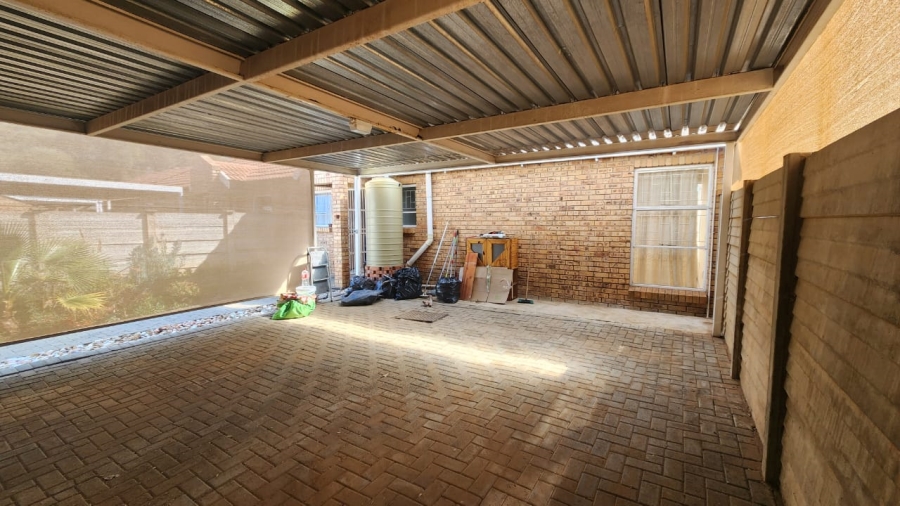 2 Bedroom Property for Sale in Langenhovenpark Free State